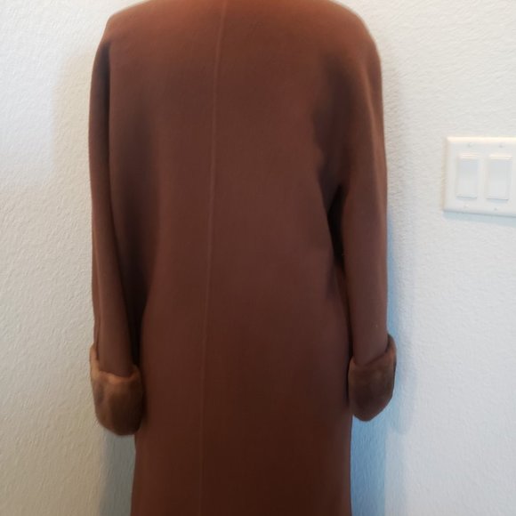 Chocolate brown cashmere coat with fur cuffs - Picture 3 of 6